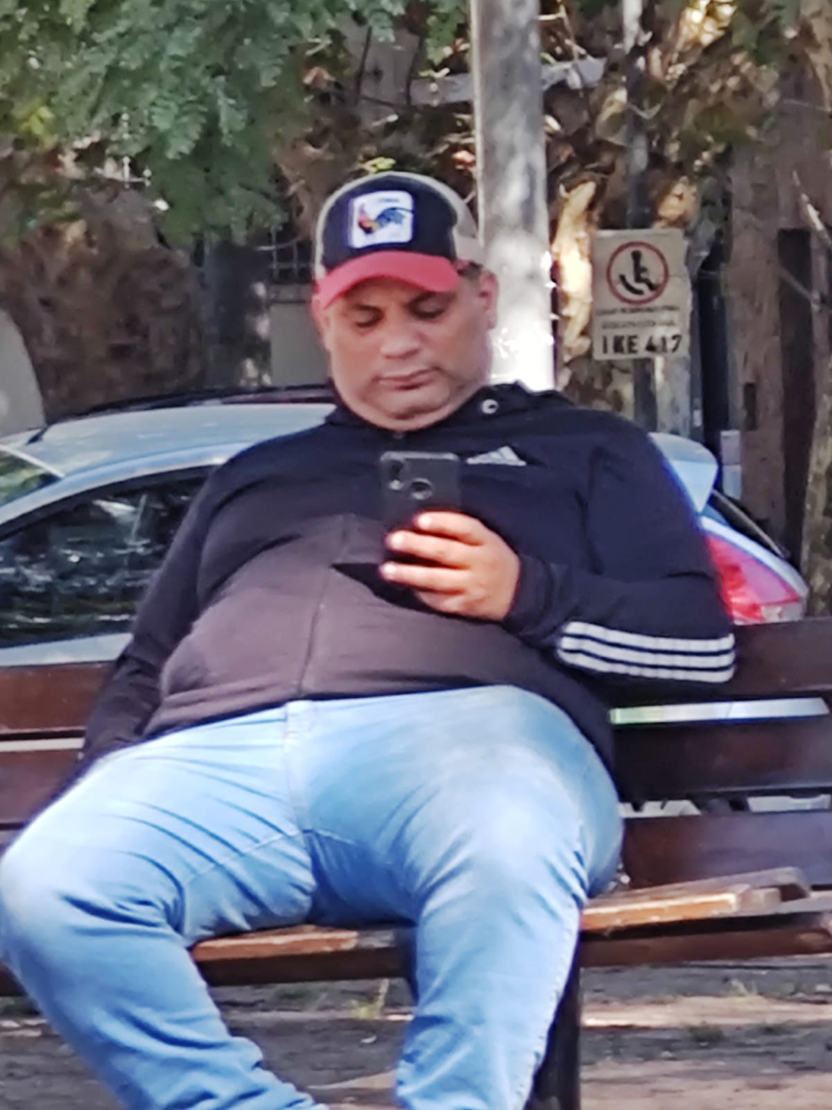 NO ES COMPAÑERO QUIERE QUEDAR BIEN CON ALGUIEN