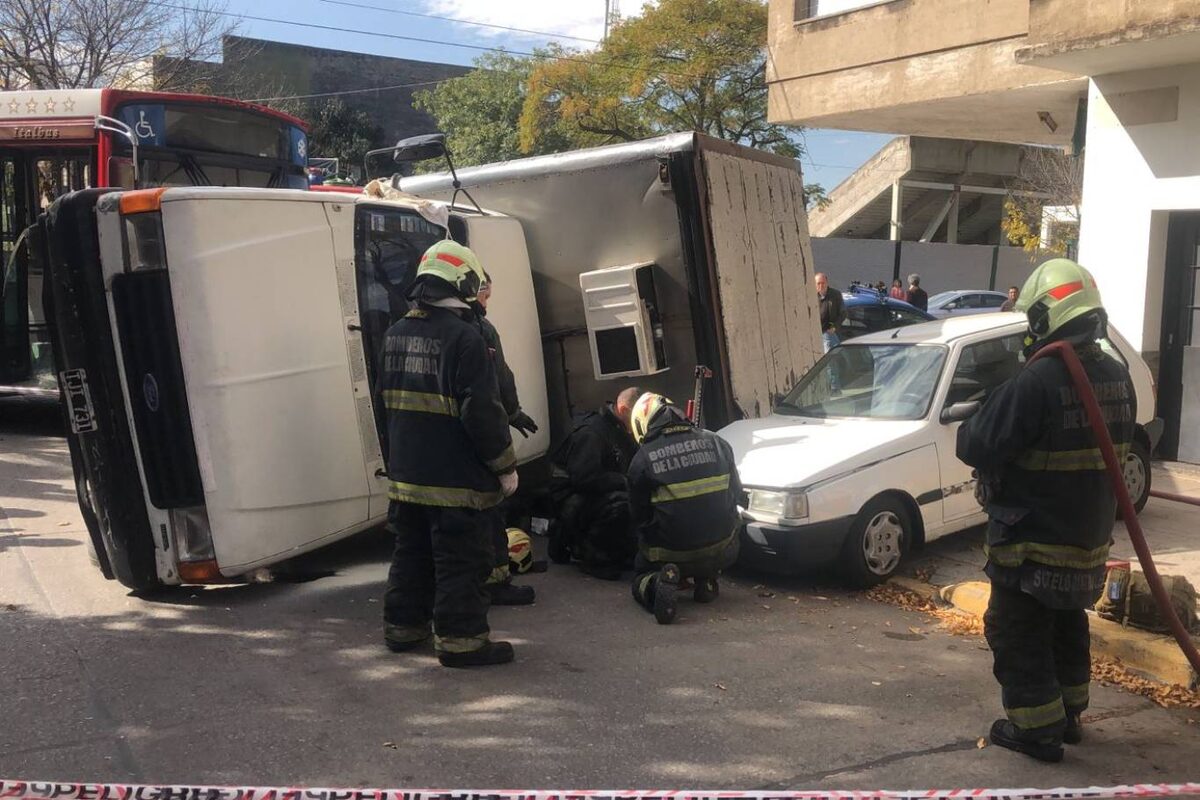 Siete personas heridas en un choque entre un calectivo y un camión en Mataderos