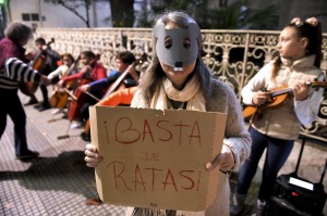 Estudiantes de escuela de música de Barracas dan concierto ante la presencia de ratas
