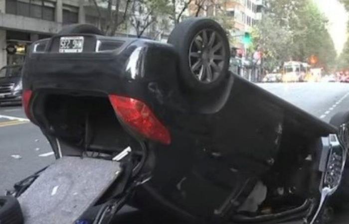 Una mujer chocó y volcó en recoleta y no se pudo hacer el test de alcoholemia por falta de aire
