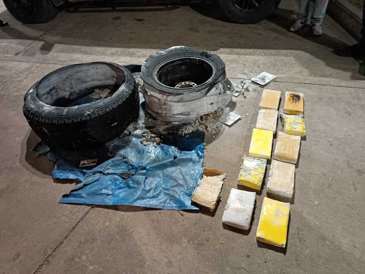 Secuestran 48 kilos de cocaína ocultos en los neumáticos de una camioneta en el sur salteño