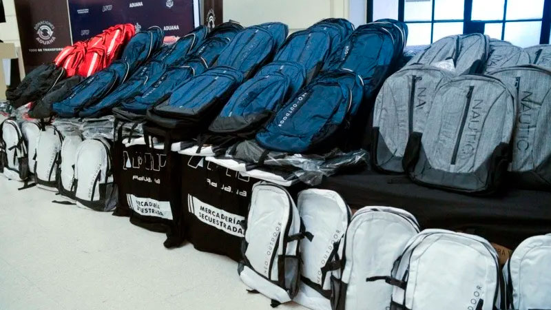 La Aduana le donó al Ministerio de Educación 10.000 mochilas y muebles incautados