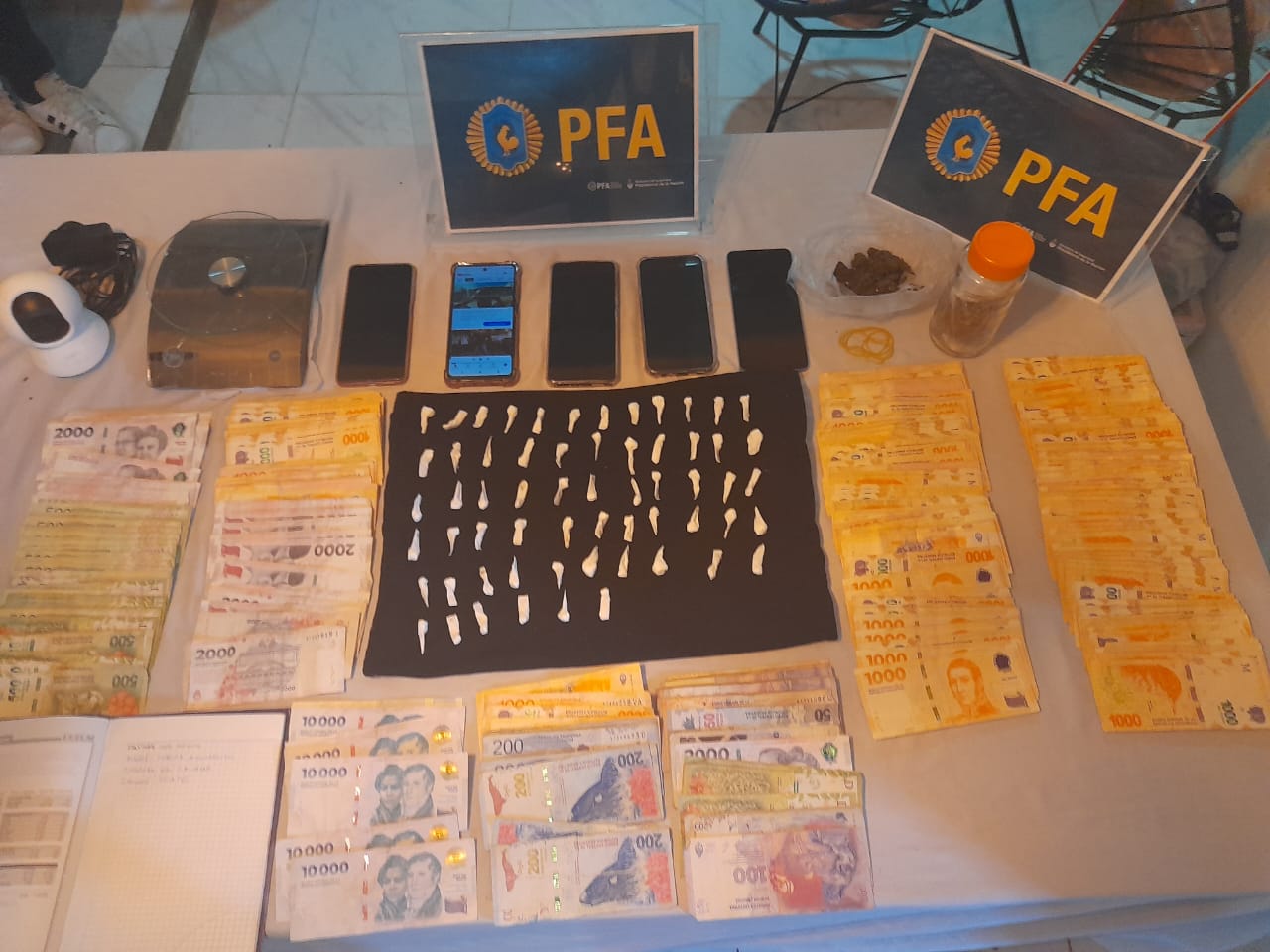 OPERATIVO “LOS OROZCOS”: LA POLICÍA FEDERAL ARGENTINA DETUVO A OCHO MIEMBROS DE UNA BANDA NARCO Y SECUESTRÓ DROGA, DINERO Y VEHÍCULOS