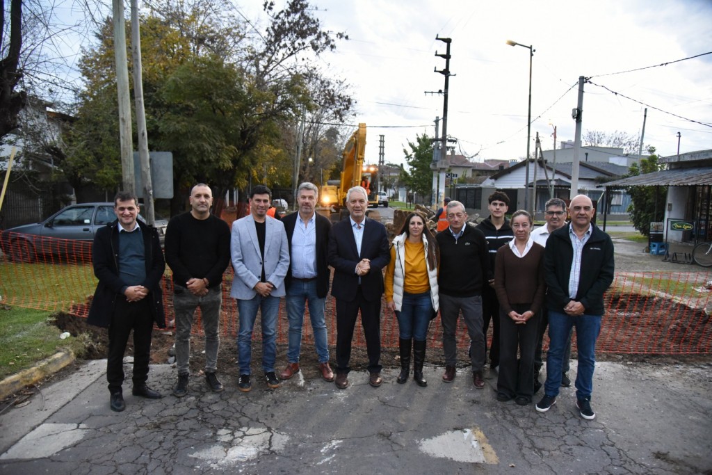 Alak inició obras en Villa Elisa con asfalto, iluminación y mejoras en escuelas