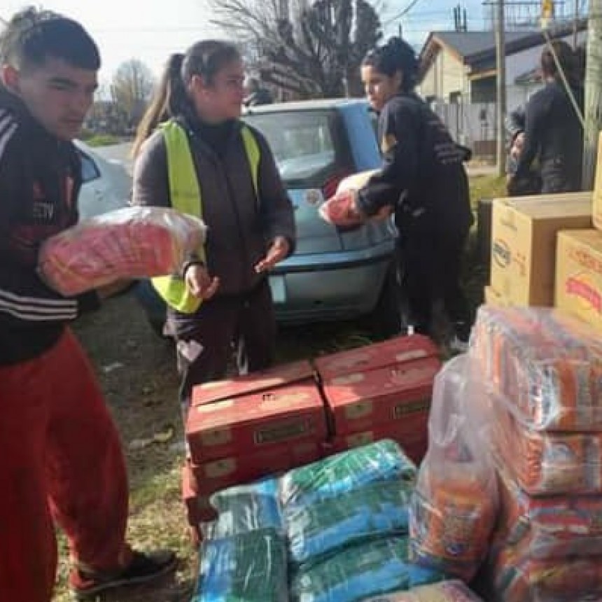 Integrantes de la Agrupación La Dignidad entregaron alimentos.