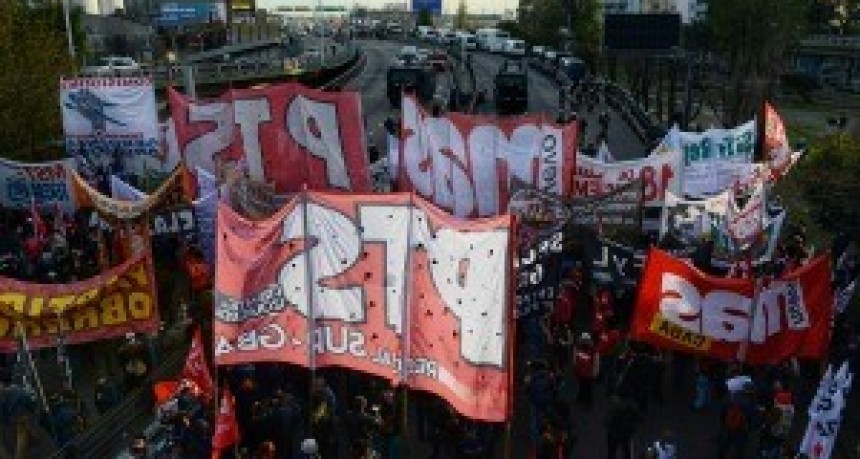 Incidentes en el Puente Pueyrredón entre trabajadores precarizados y la Prefectura