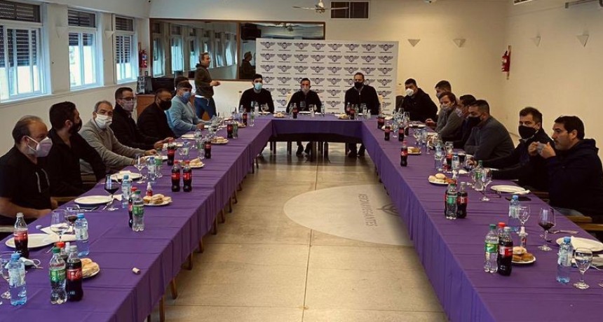 Una botella de vino escondida en una mesa de gremialistas que hizo estallar a los afiliados de un gramio