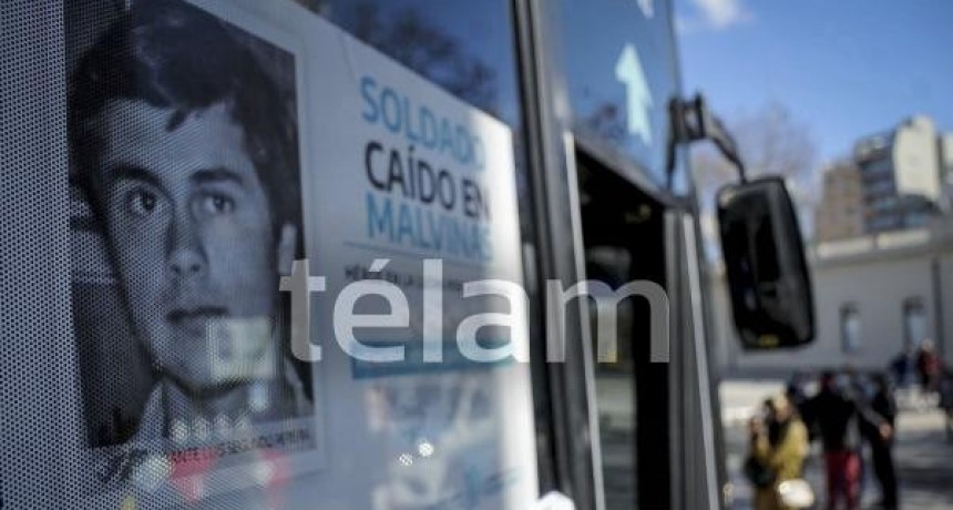 Colocaron en colectivos fotos de 15 caídos en Malvinas a modo de 