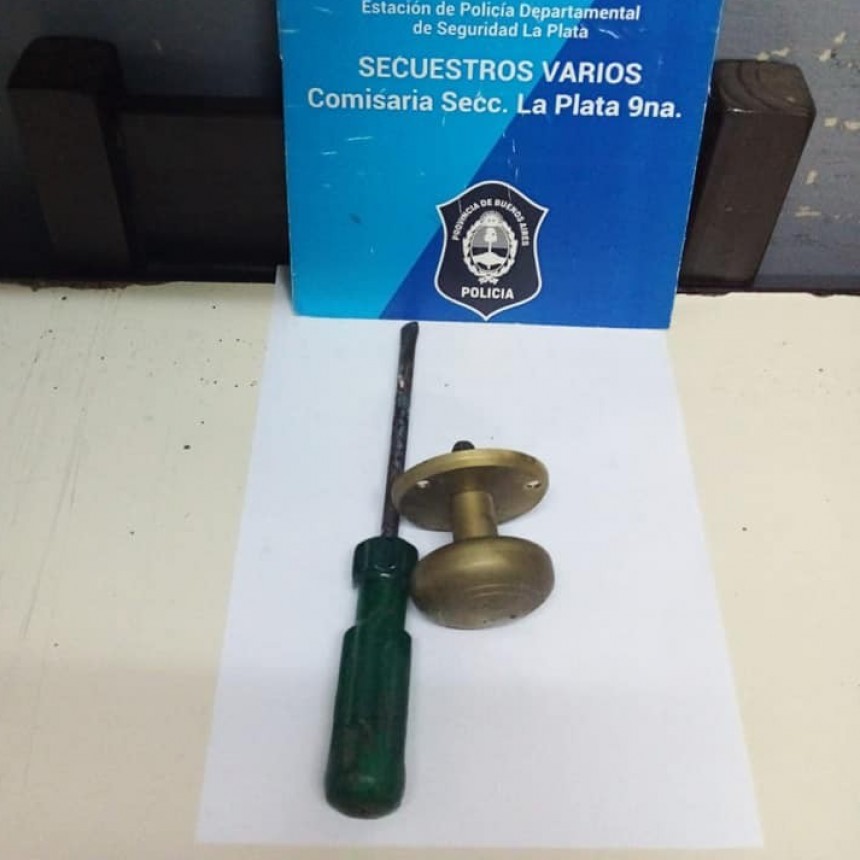 Se meti&oacute; a un edificio para robar bronce y es detenido por la polic&iacute;a*