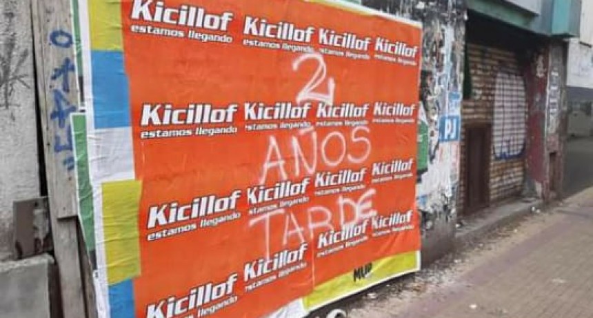 AFICHE ENIGMATICO EN EL CENTRO DE LA PLATA