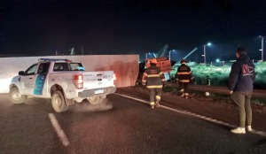 Un hombre murió al despistar y volcar con su camión en la ruta 9 a la altura de Campana