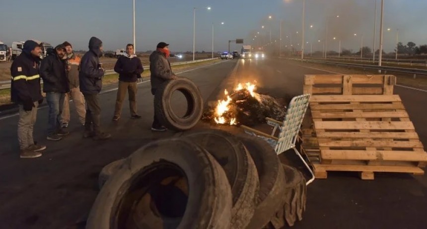 Sin gasoil: los transportistas organizan más cortes de rutas y ya planean una movilización a Buenos Aires