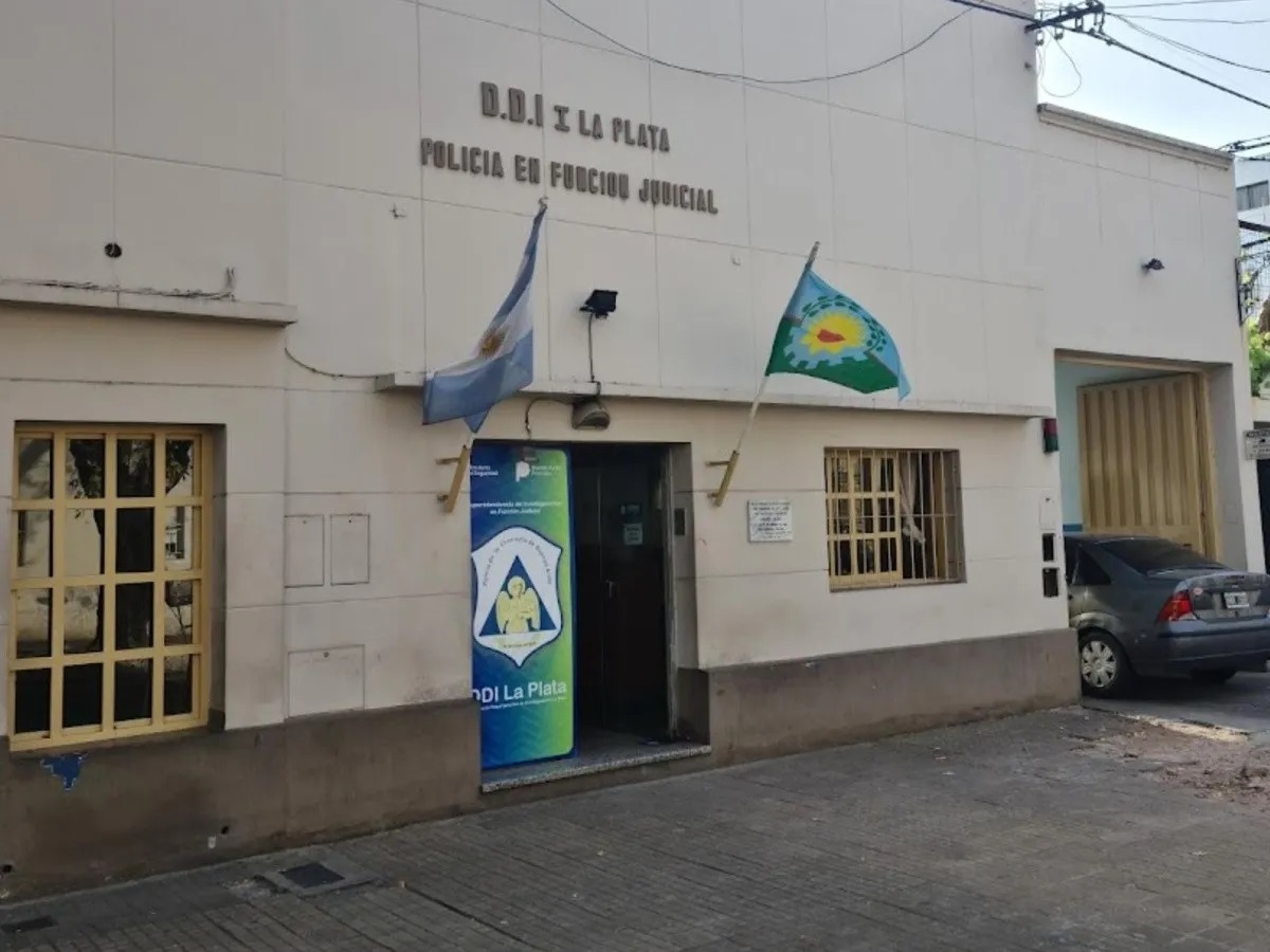 Detienen a una mujer acusada de vender cocaína que escondia tras la pared de su casa de La Plata