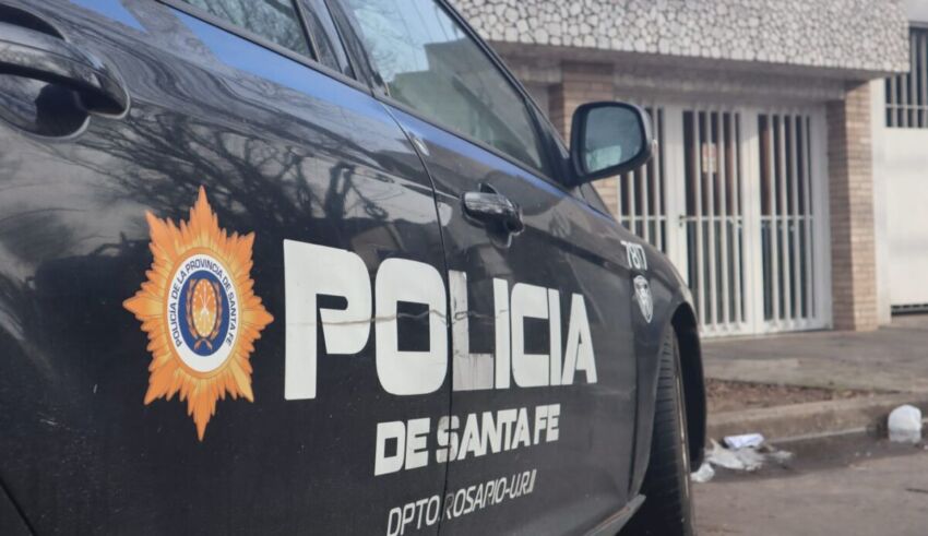 Hieren de gravedad de un tiro en la cabeza a una mujer en la puerta de su casa en Rosario