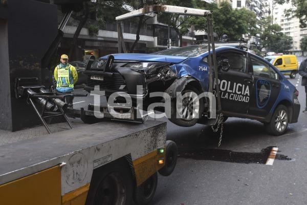 Un patrullero chocó contra un auto estacionado y dos policías resultaron heridos