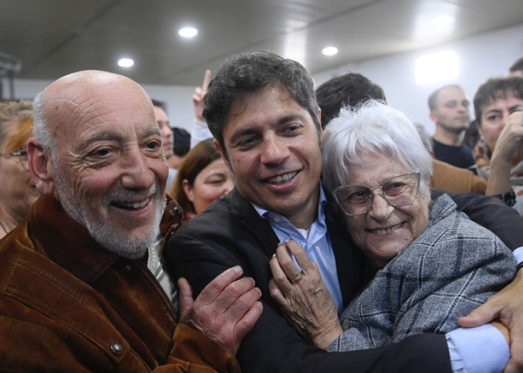 Kicillof entregó escrituras gratuitas a familias de General Arenales