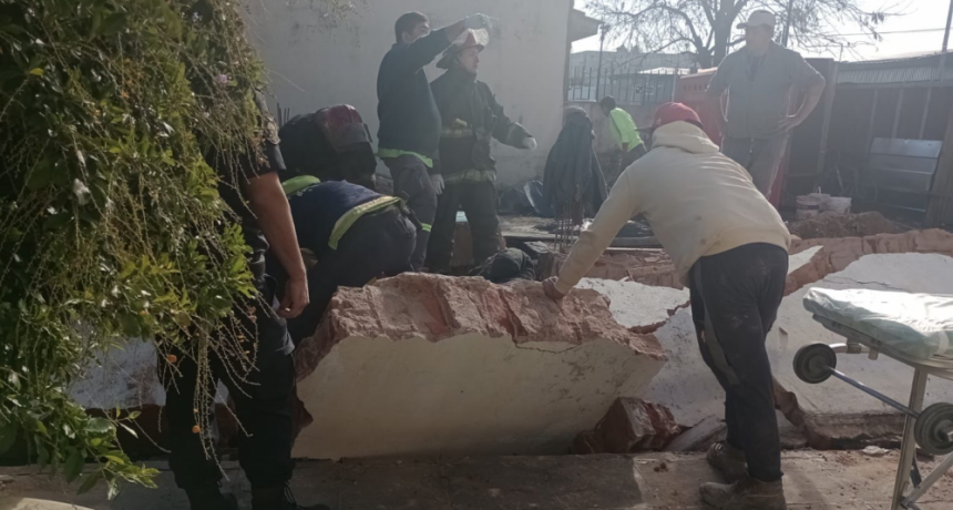 Un paredón se derrumbó sobre dos obreros que trabajaban en un obrador