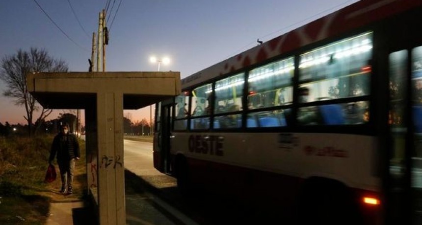 Asaltó a una mujer en una parada de colectivos y la violó en un descampado de Melchor Romero