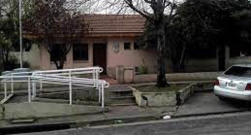 Roban 10.000 dólares y 500.000 pesos a un matrimonio en una entradera en La Plata