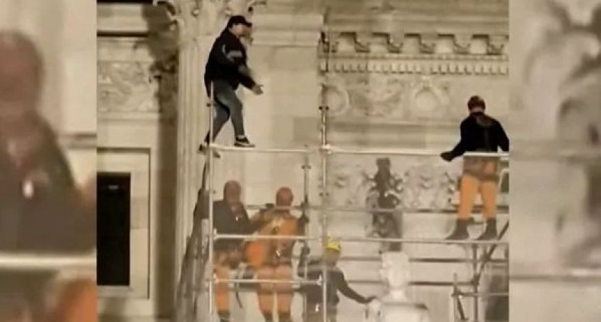 Tensión en el Congreso: un hombre se subió a un andamio y amenaza con tirarse