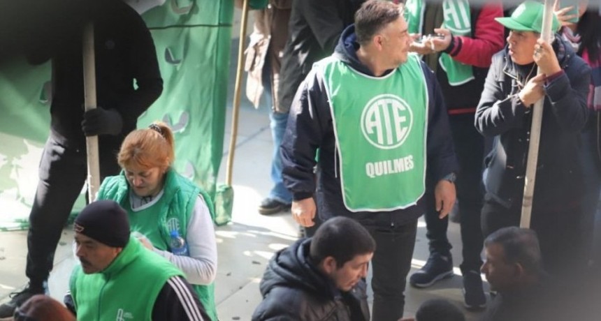 Lanús: durante una marcha de municipales ingresaron por la fuerza a la sede de Gobierno