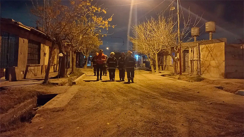 Incendio en una casa de Mendoza: mueren un niño y su padre, y la madre y tres hermanas internadas