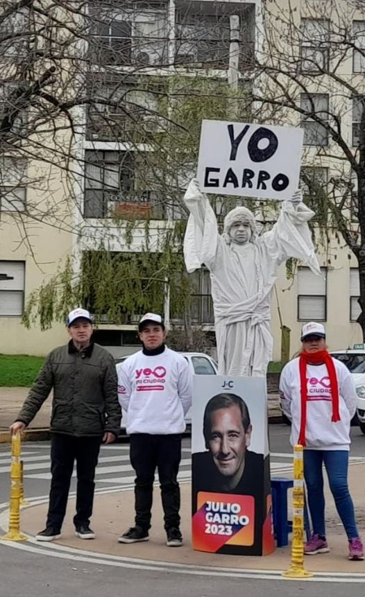 YO GARRO, YO LA ESTATUA.