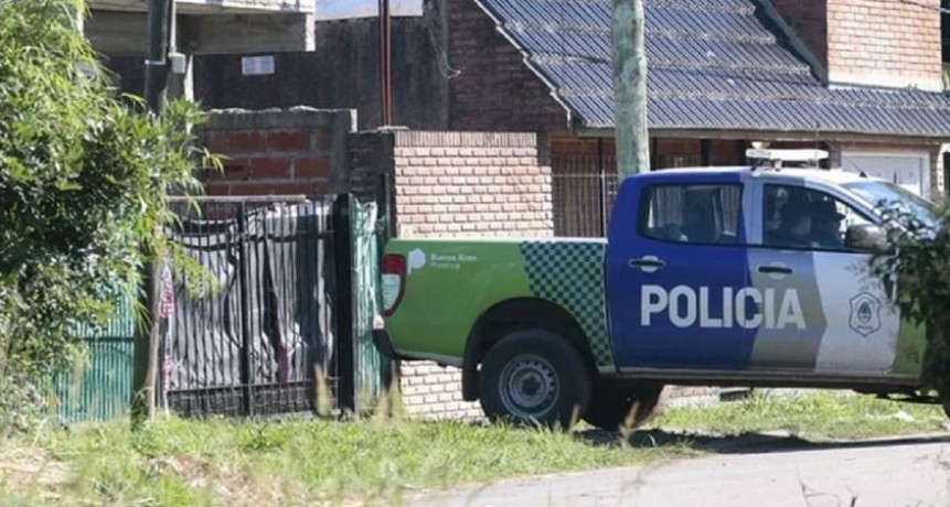 Asesinan a puñaladas a una mujer de 38 años en Berazategui y por el femicidio detienen a su exnovio