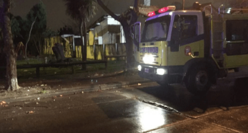 Un joven murió al incendiarse su precaria vivienda de madera en Los Hornos y su pareja salió ilesa