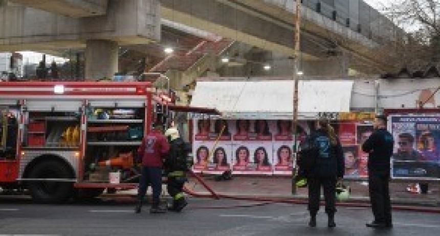 Dos viviendas destruidas por un incendio en un asentamiento porteño: 