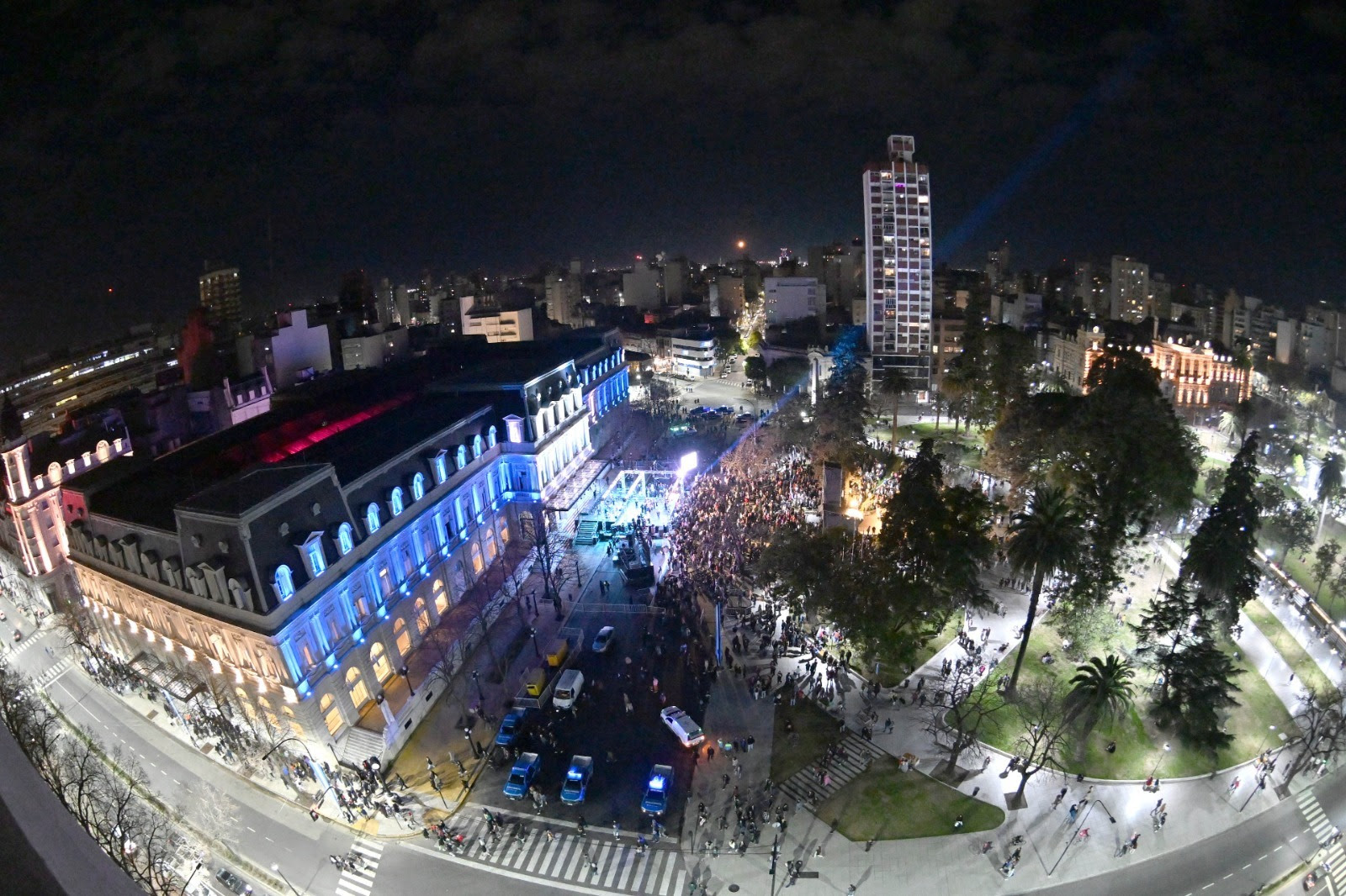 La terraza del Pasaje Dardo Rocha se llena de música con conciertos gratuitos al aire libre