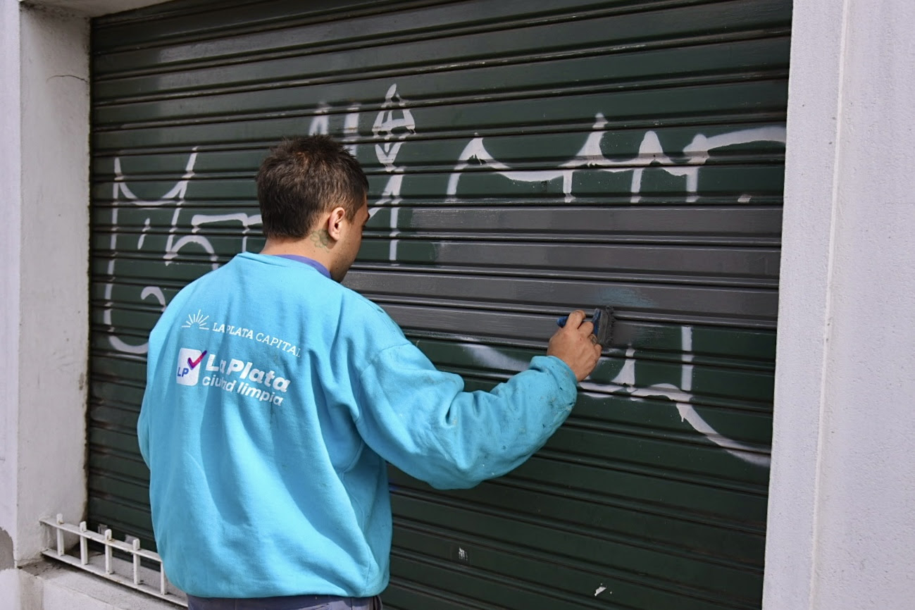 Nuevas intervenciones del Municipio mejoran frentes escolares, plazas y mobiliario en la ciudad