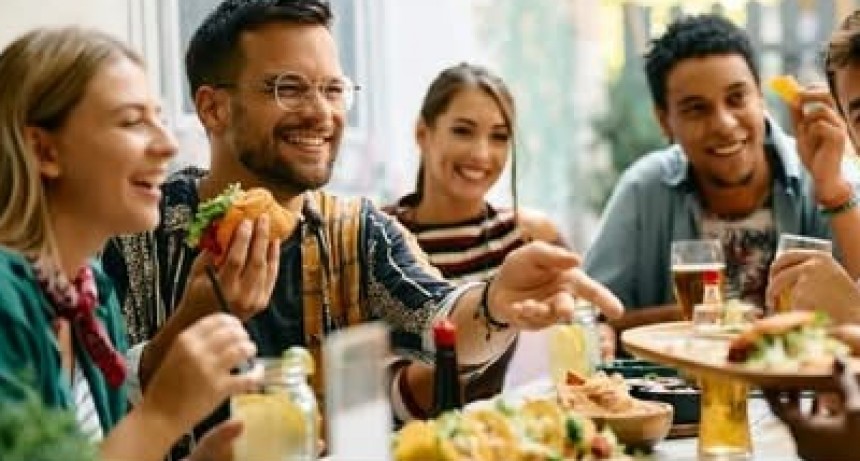 Día del Amigo: salidas, asados y regalos con gasto promedio de $32.270