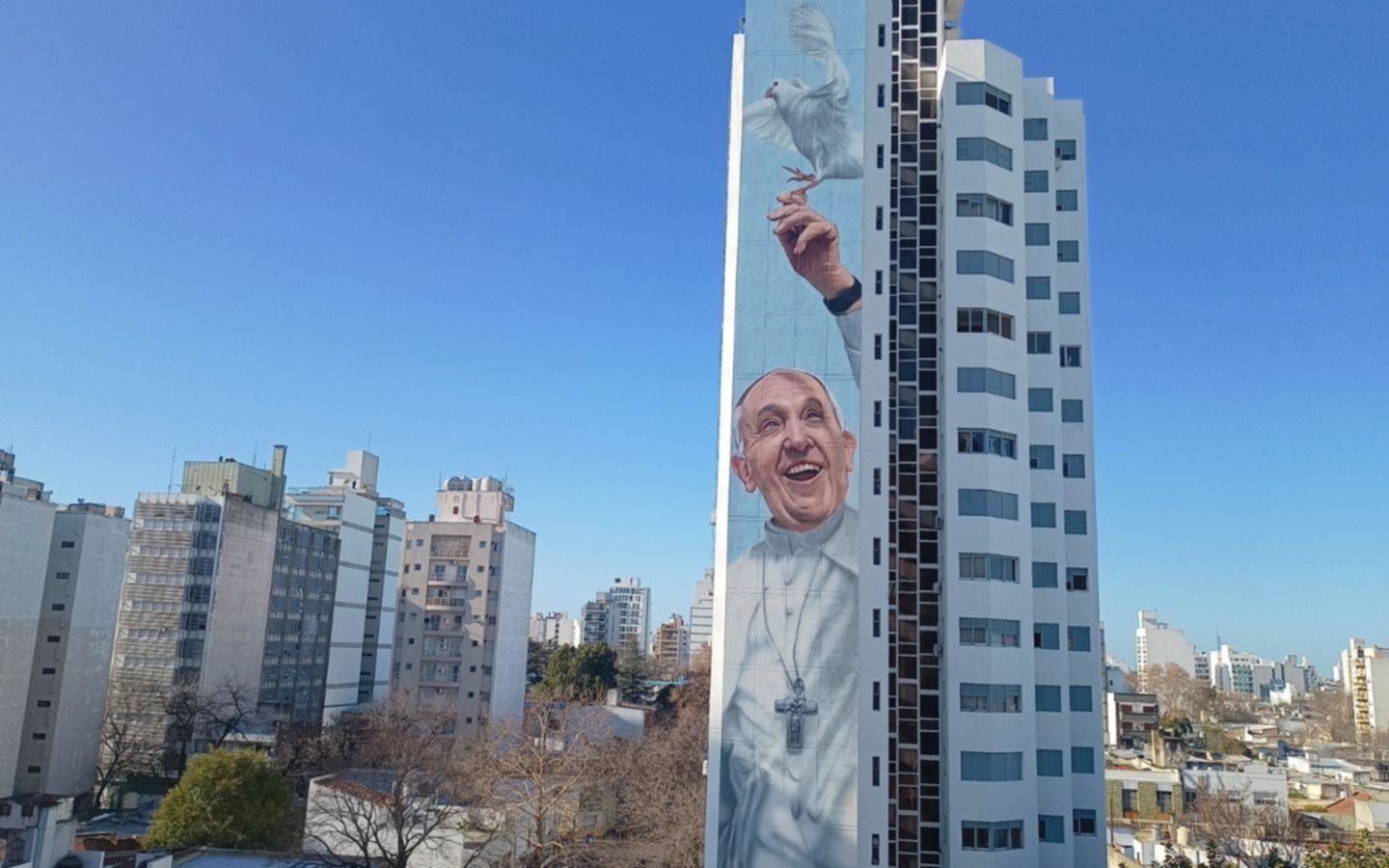 Alak y el arzobispo Carrara inauguran el mural del Papa Francisco más grande del mundo 