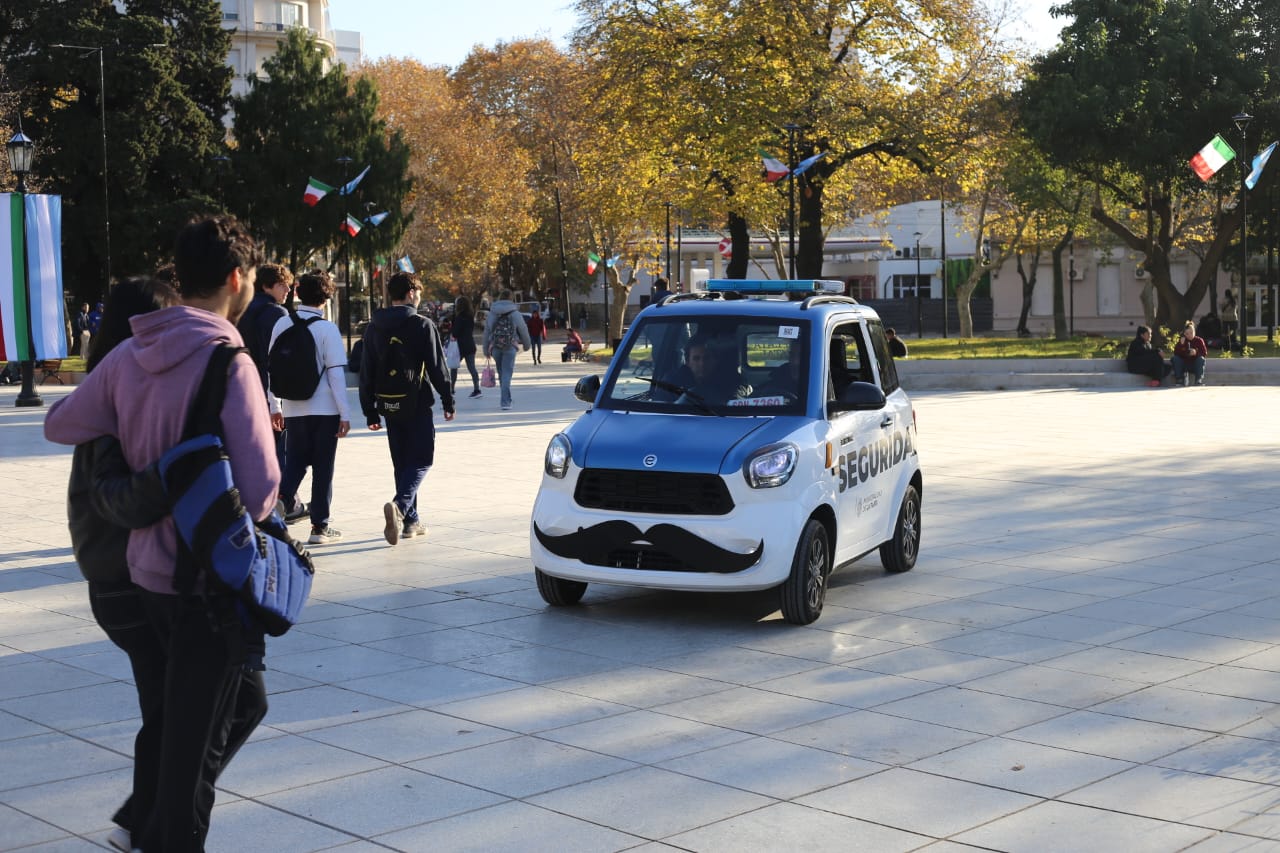 La Plata: “Tanito” le salvó la vida a un hombre que sufrió convulsiones en Plaza Italia 