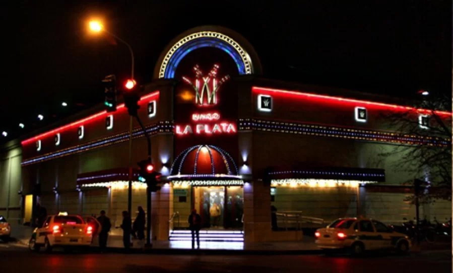 Piden erradicar la presencia de cuidacoches y limpiavidrios en las inmediaciones del Bingo”.