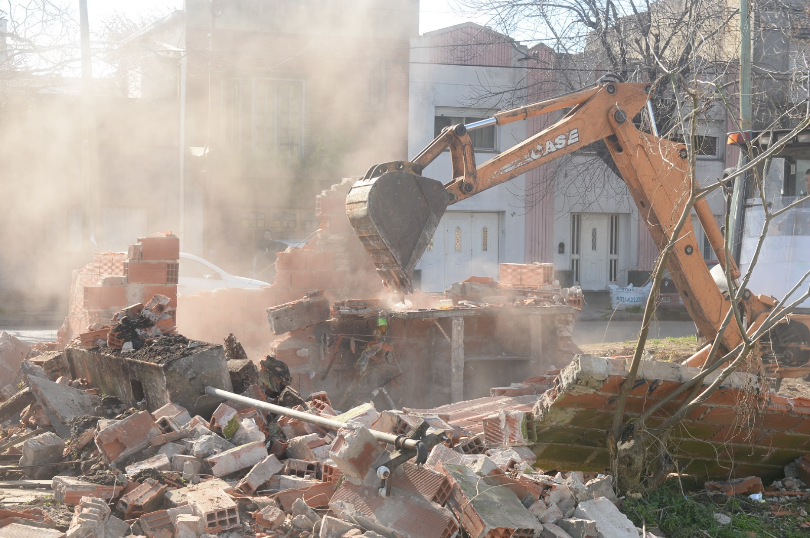 La Municipalidad demolió construcciones ilegales y recupera la rambla de 120 y 38