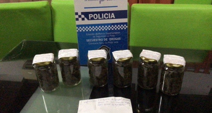 Detienen a un hombre que vendía marihuana en pleno centro