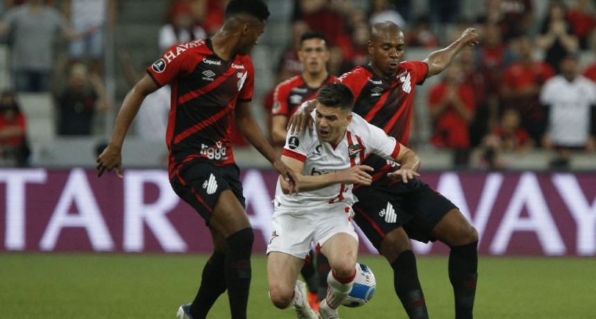 En su aniversario 117 valioso empate consiguió Estudiantes en Brasil frente al Atlético Paranaense. Texto Hector Gularte