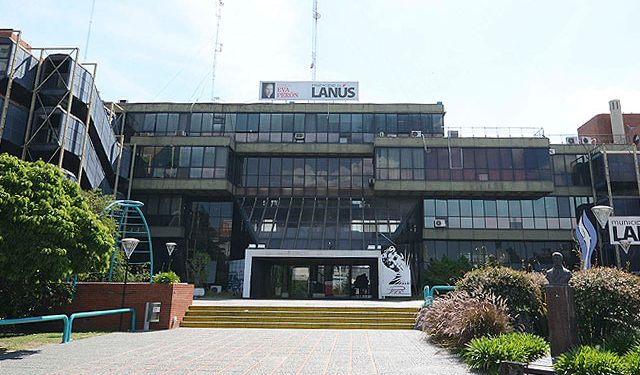 Lanús: denunciaron a una funcionaria de viajar a París con recursos del Municipio