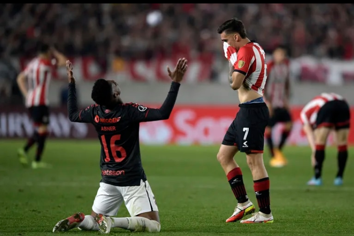 QUE NOCHE LA DE ANOCHE EN 1 Y 57,ESTUDIANTES QUEDO ELIMINADO DE LA COPA LIBERTADORES .Texto Héctor Gularte