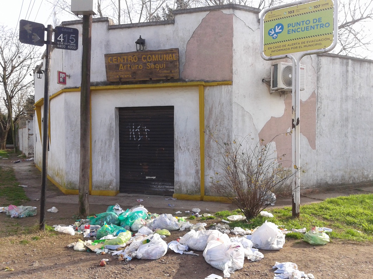 “MICROBASURAL EN LA VEREDA DEL CENTRO COMUNAL DE ARTURO SEGUI.
