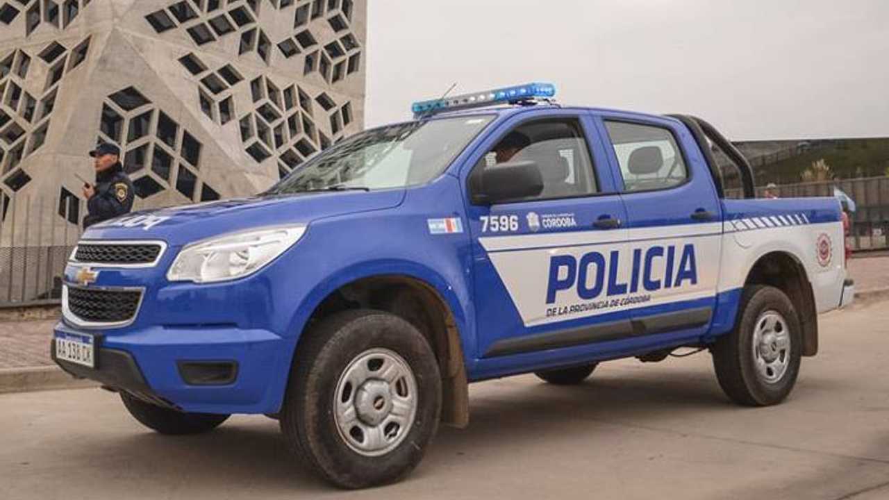 Padres y alumnos toman una escuela en Córdoba por falta de seguridad y dictan clases por Whatsapp