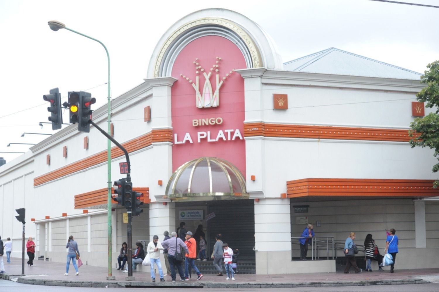 Una mujer falleció en el taxi mientras se dirigía al Bingo platense