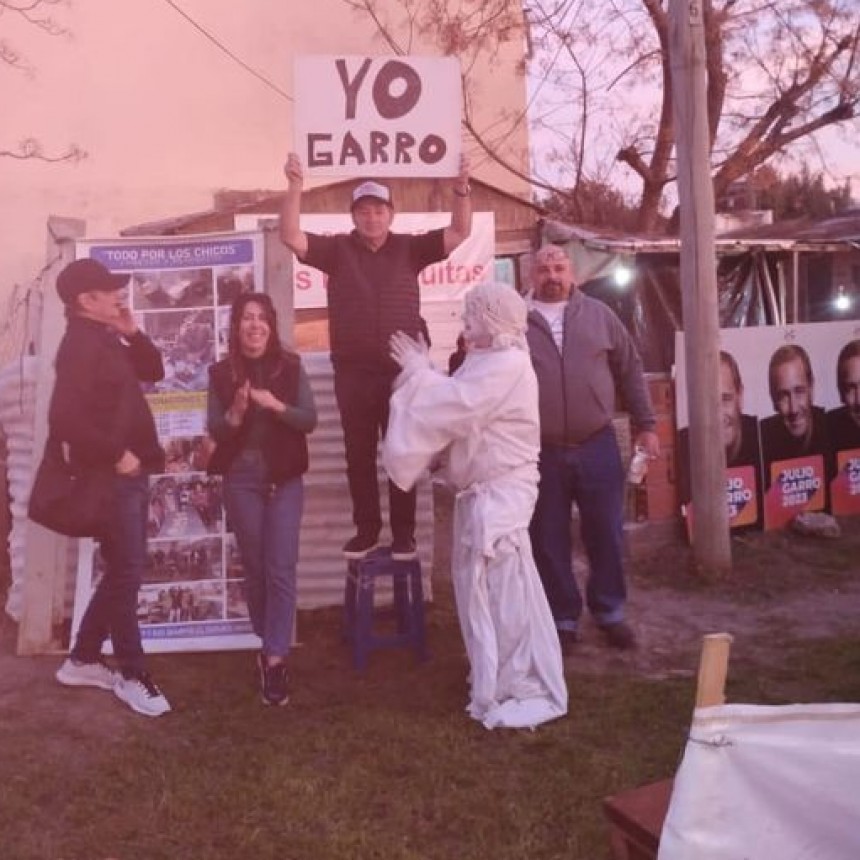 NO SOLO LA ESTATUA APOYA A JULIO GARRO.