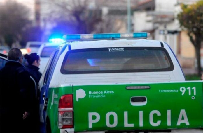 Ingresa a la casa de su expareja policía, le quita el arma y mata a balazos al padrastro de ella