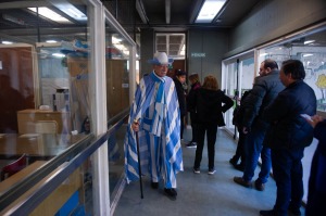 Jorge Williams, el excéntrico sastre que con 81 años sigue yendo a votar