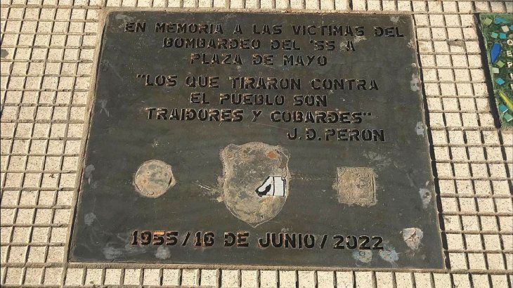 Vandalizaron placas que homenajean a víctimas del bombardeo a la Plaza de Mayo de 1955