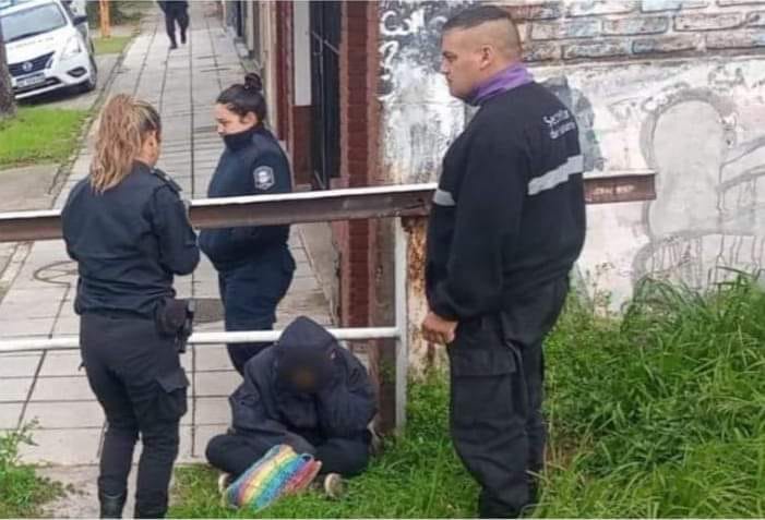 QUILMES UNA MUJER SE QUISO SUICIDAR AL PASO DEL TREN ROCA Y LA RESCATARON CON VIDA