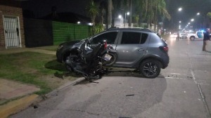 Un joven murió y una mujer está grave por choque de una moto y una camioneta en La Plata